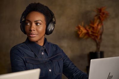 Poly Over-Ear Headset Voyager Surround 85_5