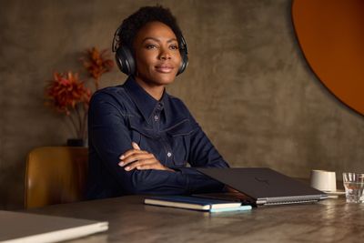 Poly Over-Ear Headset Voyager Surround 85_3